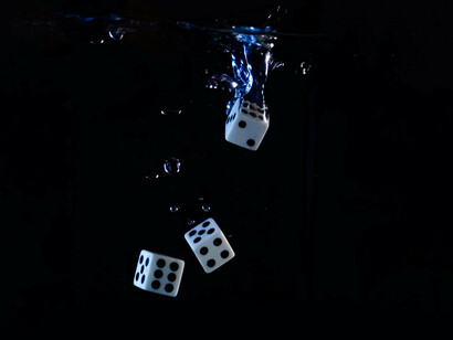 Dadi in acqua. In altre parole: non siamo bravi a riconoscere quando qualcosa è davvero casuale