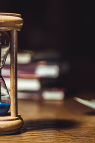Le temps. Selon notre sens commun et notre croyance scientifique, le temps ne s’arrête pas, il ne peut jamais être saisi