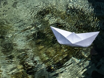 Liberiamo le parole, portiamole fuori da schemi e schermi che le tengono prigioniere, private del rapporto con i sensi