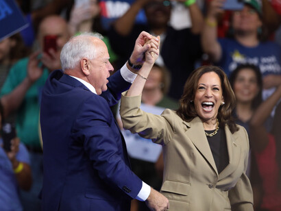 La diversité comme défi dans sa candidature. Tim Walz et Kamala Harris lors d'un rassemblement de campagne au Desert Diamond Arena à Glendale, Arizona, le 9 août 2024. Photo de Gage Skidmore