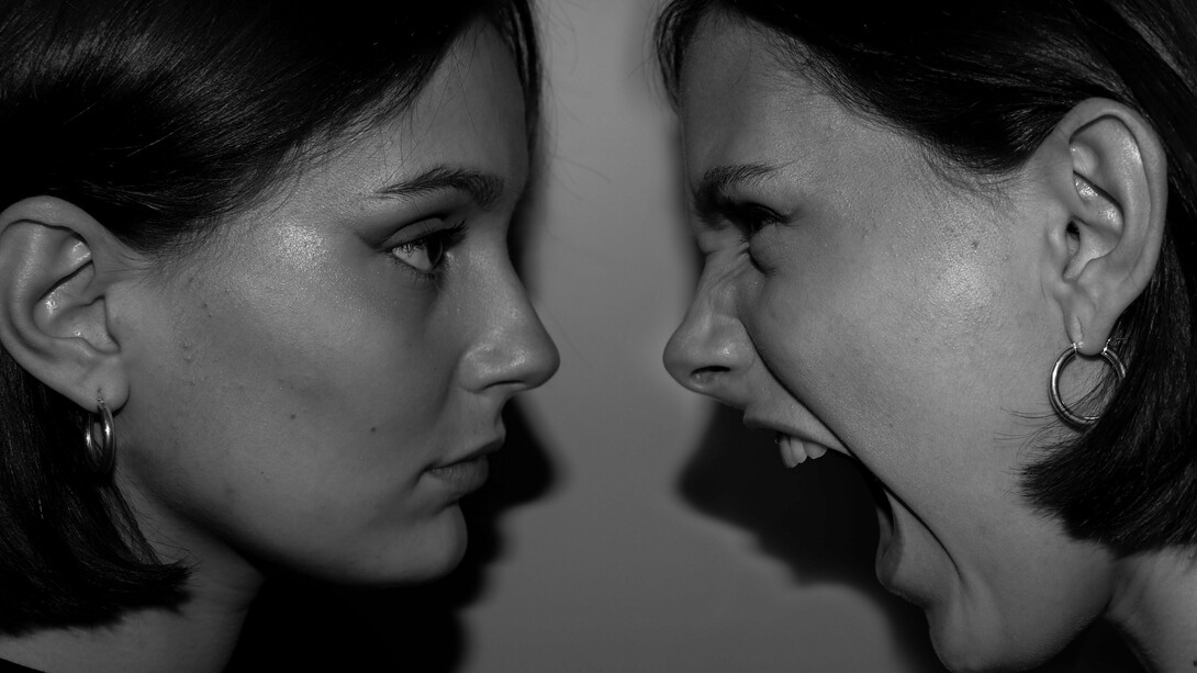 Duas mulheres frente a frente em um momento de forte tensão emocional, ou uma montagem da mesma pessoa frente a frente expressando os contrapontos articulados no texto. O artigo reflete sobre como a necessidade de ter razão costuma transformar conversas em disputas. Em contraste de expressões, uma mulher escuta enquanto a outra parece gritar durante uma discussão. Nem toda divergência precisa se transformar em batalha. Propõe-se que a verdadeira habilidade está em preservar a paz, e não em vencer debates