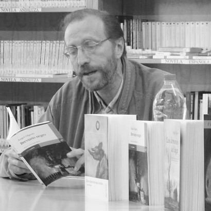 Ángel Olgoso en la presentación de uno de sus libros