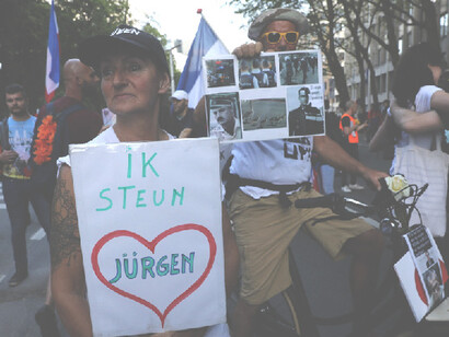 Une femme en soutien à Jürgen Conings lors d'une manifestation à Bruxelles
