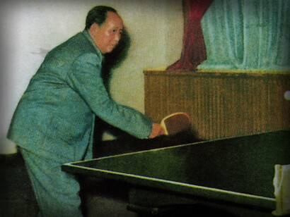 Mao Zedong intento a giocare a ping pong