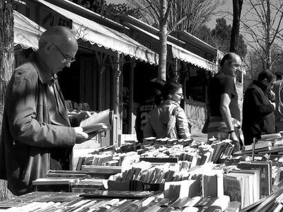 Madrid. Los transeúntes examinan los libros a la venta en la Cuesta de Moyano
