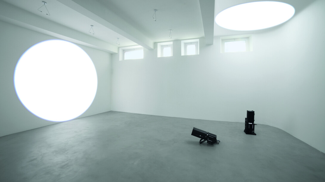 Michel Verjux, (da sinistra a destra) Au mur, frontale et entière, centrée, calage sol/plafond (source au sol), 2016 Proiettore. Au plafond, calage en angle (source au sol), 2016 Proiettore. Courtesy A arte Invernizzi, Milano. Foto Bruno Bani