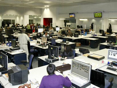 Asfixiados por las deudas, presionados por el poder político o sacrificando el rigor informativo a intereses ideológicos, los medios de comunicación en España sufren una crisis de credibilidad 