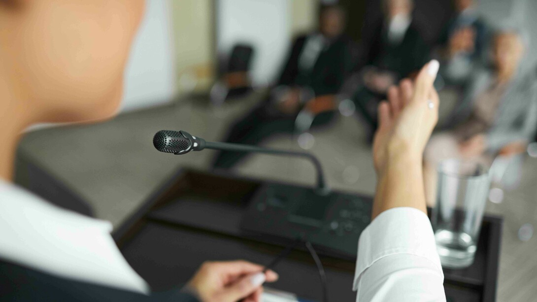 Descubra a comédia e a seriedade por trás dos atos performativos no hipotético batismo de Tristram Shandy. Uma reflexão sobre o poder da linguagem e sua aplicação na vida real