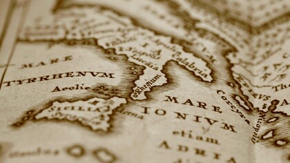 Il saggio di Pasquale Tucciariello attraversa l'ipotesi di una Macroregione comprendente Campania, Basilicata, Puglia, Calabria e Sicilia