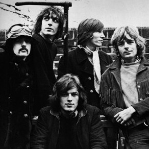 Pink Floyd desarrolló una estética musical profundamente ligada a lo espacial, lo introspectivo y lo onírico, afinidad que los acercaba al universo de Kubrick