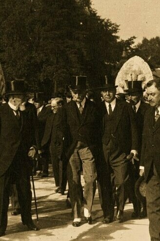 Autoridades francesas visitando la Exposición Colonial Internacional en París, Francia, 1931