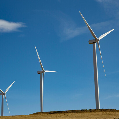  Há empresas que têm vindo a aumentar a sua aposta em energias renováveis, com investimentos em parques eólicos e solares