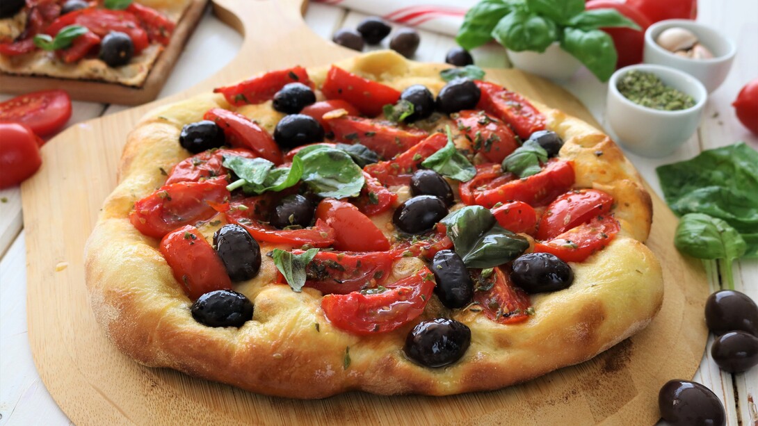 La pizza napoletana è un’icona gastronomica che ha conquistato il mondo con la sua semplicità e il suo gusto inconfondibile. La forza della pizza napoletana risiede negli ingredienti semplici ma di qualità