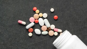 El primer medicamento descubierto y desarrollado íntegramente por inteligencia artificial generativa es la pequeña molécula antifibrótica Rentosertib