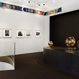 Pomodoro & Sottsass : une amitié vue par Ugo Mulas, vue de l’exposition. Avec l’aimable autorisation de Tornabuoni Art