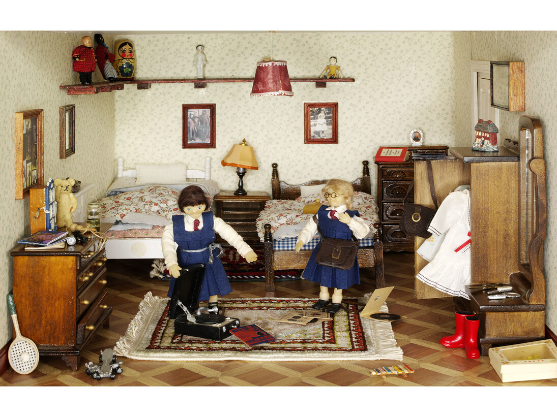 Hopkinson House - bedroom detail set in 1940s, England, 1980s-1990s, © Victoria and Albert Museum, London
