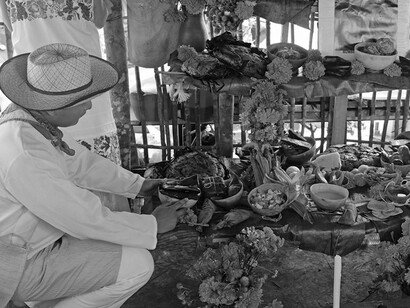 Hanal Pixán es el nombre en lengua maya que recibe la comida tradicional ofrecida a los muertos en pueblos y ciudades de la Península de Yucatán de origen o con influencia maya, el día 31 de octubre y hasta el 2 de noviembre de cada año