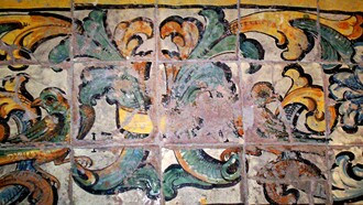 Porzione di pavimento con maioliche del Settecento nella chiesa di san Gennaro a Cerreto Sannita, in provincia di Benevento, Italia