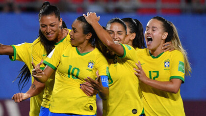 Seleção brasileira de futebol feminino comemoram vitória em campo na Copa do Mundo 2023. Foto de Philipp Huguen
