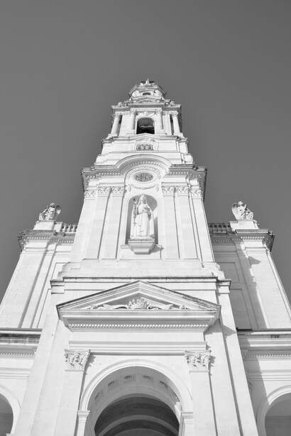 Santuário Nossa Senhora de Fátima, Portugal.  A própria peregrinação incorpora elementos distintivos de cada pessoa que se vislumbra a embarcar numa viagem a pé até à cidade de Fátima