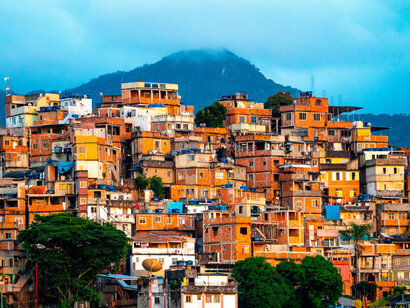 Favela, Rio de Janeiro, Brasil. As bases intelectuais e políticas do conceito de epistemologias do Sul nascem do trabalho inicial de Santos nas favelas do Rio de Janeiro na década de 1970