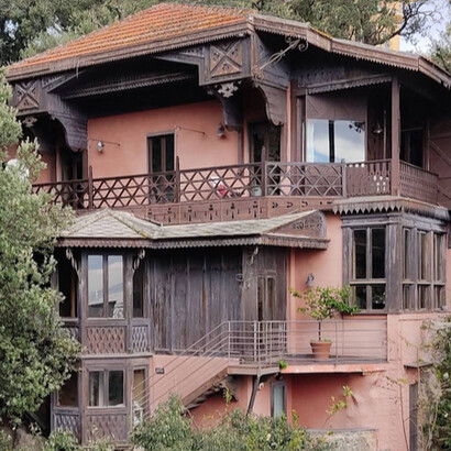L'eclettismo di Lamont Young si rivela anche in una piccola opera compresa nel giardino di Villa Lucia, uno chalet svizzero in muratura e legno legato a suggestioni risalenti ai suoi anni giovanili. Napoli, Italia