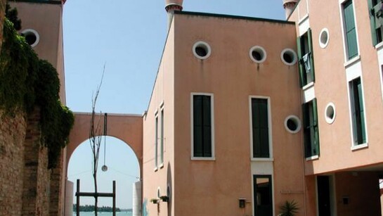 San Girolamo. Immeuble situé Sacca San Girolamo dans le secteur de Cannaregio. Il fait partie d'un ensemble d'habitations réhabilitées en 1987-1990 par l'architecte Franco Bortoluzzi et le Bureau d'Urbanisme de la Ville de Venise.