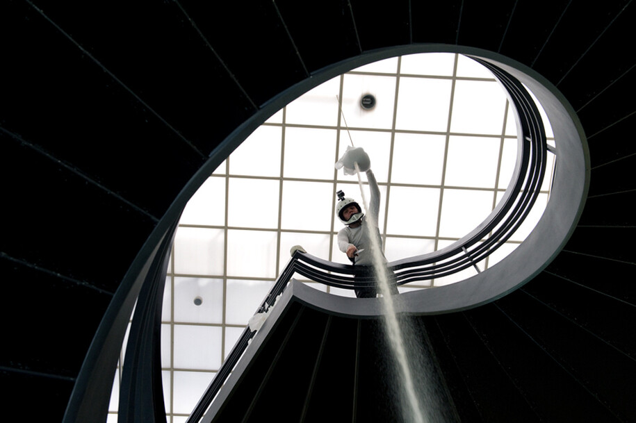 Nino Baumgartner, Helix Maneuver, 2013, Performance at Kunsthaus Aarau. Photo by Sandro Fiechter