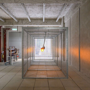 Phillip Lai, Installation view, 'Untitled' (detail), 2023. Galvanized steel and steel mesh, stainless steel, cast epoxy resin, 3D printed nylon, electronics, programmed light, and sound, 175.8 x 342 x 158 cm. Courtesy of the artist and Kiang Malingue