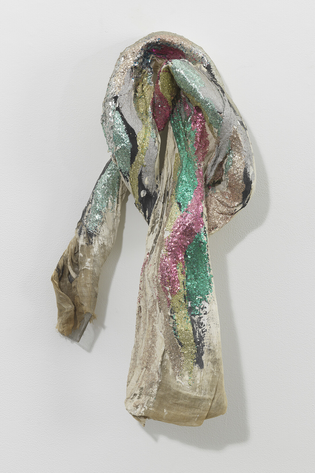 Lynda Benglis, Proto Knot, 1971, Wire mesh, cotton bunting, plaster, gesso and sparkles. Image: Courtesy the artist and Cheim & Read, New York