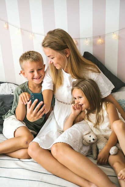 Mãe passando tempo com os filhos