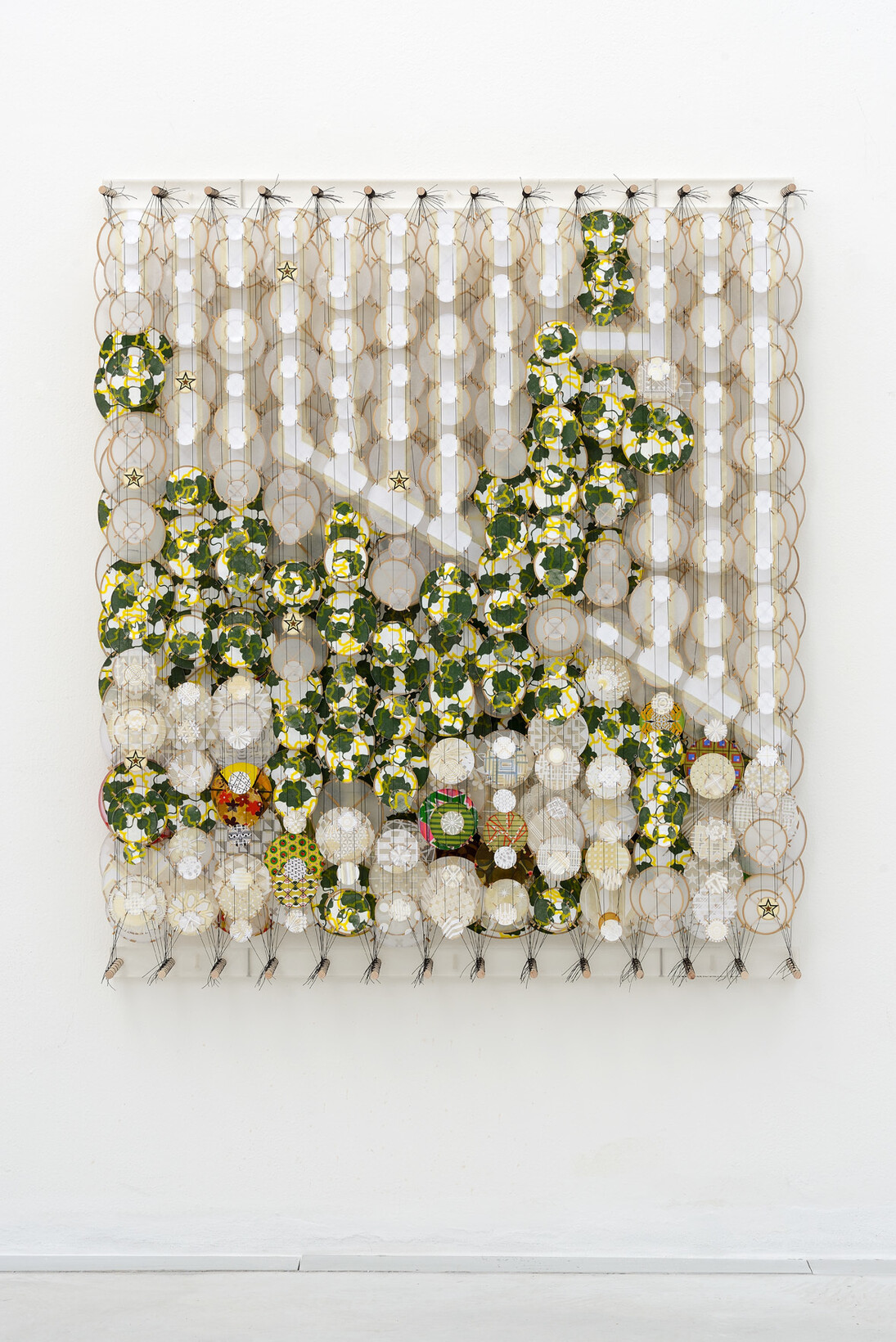 Jacob Hashimoto, Passing Through
2015,
137 x 119 x 20 cm,
bambù, dacron, carta, nylon, acrilico e pigmenti
/ bamboo, dacron, paper, nylon, acrylic and
pigments,foto Michele Alberto Sereni, courtesy Studio la Città