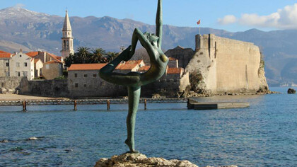Budva, Montenegro. La estatua de la bailarina con la ciudad antigua al fondo. Foto: Luis García