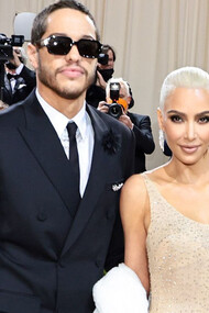 Kim Kardashian atendendo ao Met Gala em 2022 com um vestido de Marilyn Monroe usado em 1962