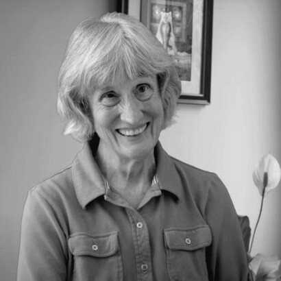 Donna Haraway: filosofa e teorica femminista, è nota per il “Manifesto Cyborg”, in cui propone una visione ibrida e postumana che supera le tradizionali categorie di identità