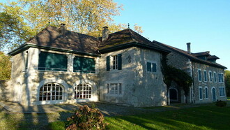 Casa residencial que anida maldad, Prévessin, Francia