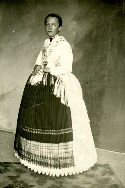 14-jähriges Mädchen in Zăbrani / Guttenbrunn / Temeshidegkút (Rumänien), 1933. Mit freundlicher genehmigung des Museums Europäischer Kulturen