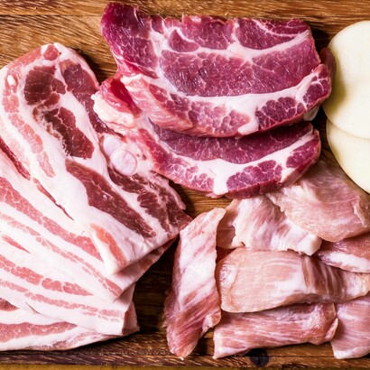 Vari tagli di carne: "Perché la carne non è solo proteina: è un alfabeto antico, fatto di muscoli, ossa e cuore, che aspetta solo di essere riletto"