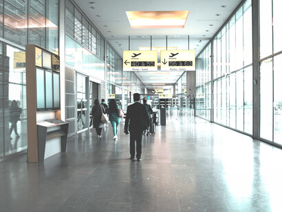 Pasillo de un aeropuerto