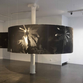 Roberto Huarcaya, Ver por contacto, vista de exhibición. Cortesía de la Galería Ponce+Robles