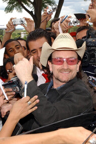Le chanteur de U2, Bono Vox, signe des autographes pour ses fans au Brésil, le 19 février 2006. Photo de Wilson Dias