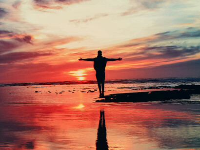 La lumière ne s’oppose pas à l’ombre, elle la révèle. Le contraire devient alors médiation