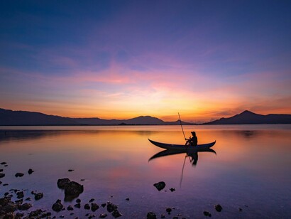 La conscience imagine en allant au-delà d’un de ses actes grâce aux possibilités offertes par les contraintes d’autres enchainements causaux