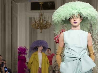 Valentino Couture. Cappello Philip Treacy, P/E 2018 