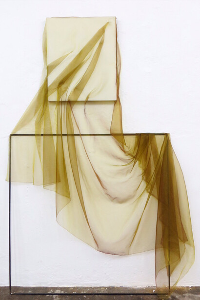  Rosalind Davis. Freefold, 2016. Poly organza, canvas and steel. 160x100x5cm. Image courtesy of the artist