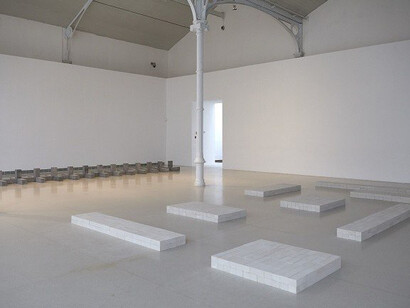 Vista de sala de la exposición Carl Andre. Escultura como lugar, 1958-2010, 2015