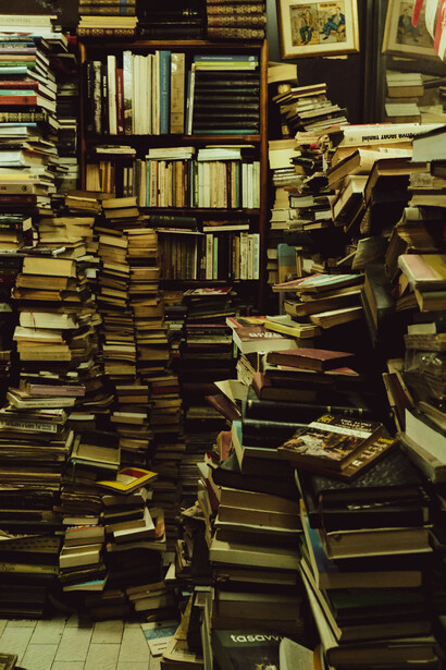 Las descripciones literarias configuran una geografía imaginada que refleja las tensiones y aspiraciones de las sociedades que las producen