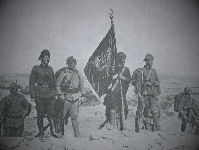 Fin del Imperio Bizantino: La última entidad que se consideraba heredera del Imperio Romano desapareció tras más de mil años de existencia. Banderín otomano, Hüseyin Avni Paşa y sus soldados, 1915, Guerra de Galípola, Turquía 