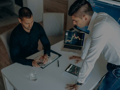 Traders conversam sobre o mercado financeiro