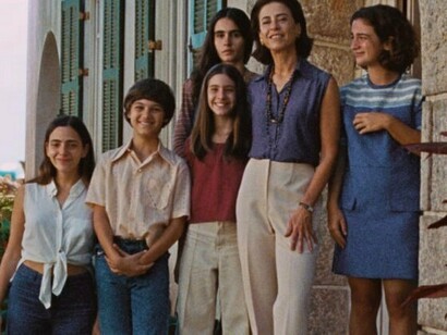 Cena do filme "Ainda estou aqui". Quiçá, justamente por meu interesse e conhecimento sobre os acontecimentos durante a ditadura militar brasileira, o filme não tenha me instigado a refletir sobre estes históricos acontecimentos